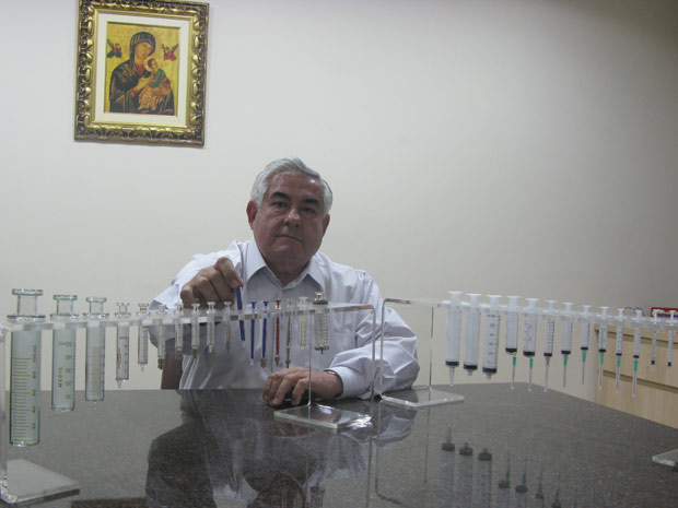 O empresário Luiz Saldanha, da SR: produção no Paraguai para disputar mercado de seringas com a China. (Foto: Ligia Guimarães/G1)