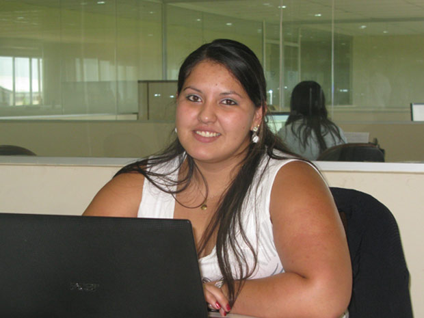 A jovem paraguaia Perla, 18 anos: primeiro emprego em empresa brasileira. (Foto: Ligia Guimarães/G1)