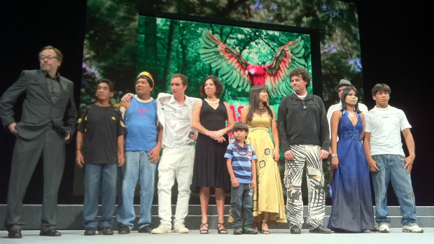 Elenco do filme Xingu com o produtor Fernando Meirelles no Teatro Amazonas (Foto: Marina Souza/G1)