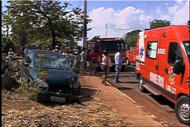 Acidente com motociclista menor de idade terminou com carro atingindo o poste, em Campo Grande, MS (Foto: Reprodução/TV Morena)