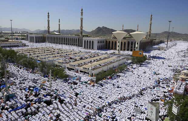 Peregrinos muçulmanos oram em torno da mesquita de Namira, em Arafat, próximo a Meca, neste sábado (5) (Foto: AP)