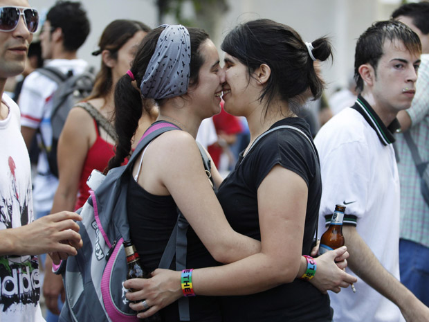 Participantes festejam lei do matrimônio entre pessoas do mesmo sexo (Foto: Reuters)