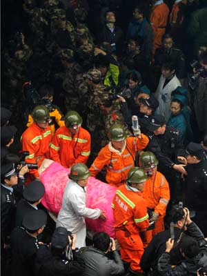 Mineiro ferido é resgatado neste sábado (5) em Henan, na China (Foto: AP)