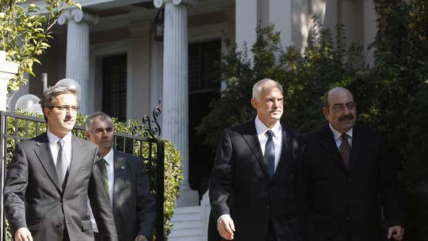 O premiê da Grécia, George Papandreou, chega ao palácio presidencial neste sábado (5) em Atenas (Foto: Reuters)
