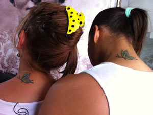 Mãe e filha com tatuagens iguais (Foto: Káthia Mello/G1)