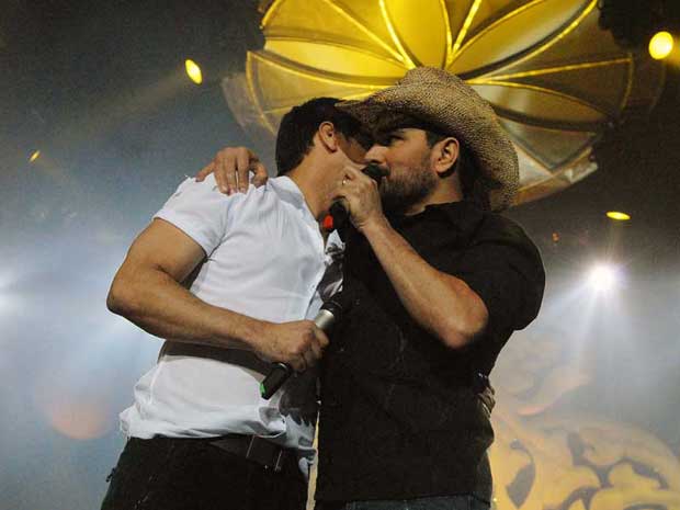 Zezé di Camargo e Luciano se abraçam no palco em show no Rio. (Foto: Alexandre Durão / G1)