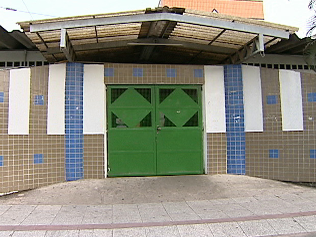 Escola Arthur da Costa e Silva, em Vitória, estava vazia e com os portões fechados (Foto: Reprodução/TV Gazeta)