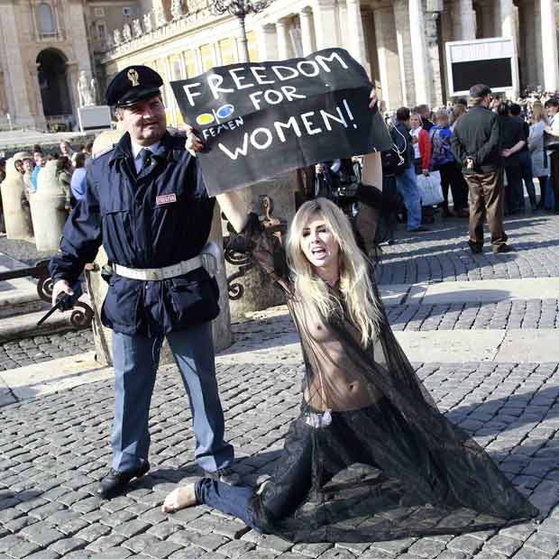 O cartaz dizia: 'liberdade para as mulheres'  (Foto: Reuters)