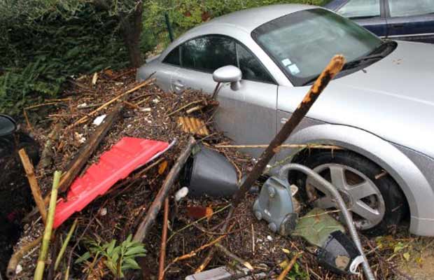 Carro danificado pela enxurrada em Auribeau-sur-Siagne é visto neste domingo (6) (Foto: AFP)