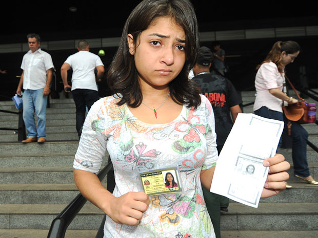 Jackeline Silva de Oliveira (segurando os documentos), 18 anos, queria prestar medicina na Unesp, mas perdeu a carteira com os documentos dentro do metrô e não pode entrar na sala  (Foto: Flávio Moraes/G1)