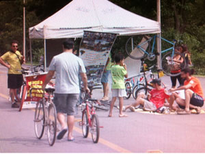Doador faz entrega de duas bicicletas (Foto: Reprodução TV Globo)