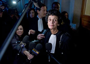Isabelle Coutant-Peyre. advogada e mulher de Ilich Ramírez Sánchez, chega para o julgamento nesta segunda (7) (Foto: AFP)