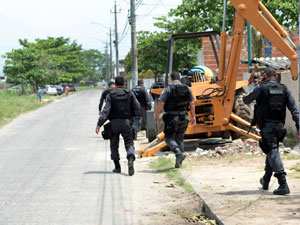 Polícia faz operação em Antares  (Foto: Marcelo Píu/Agência O Globo)