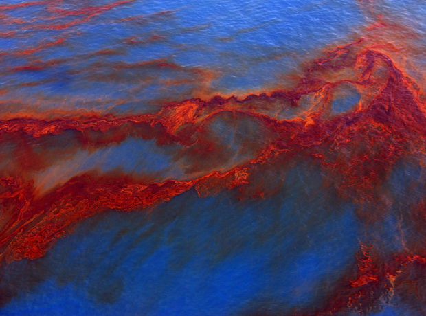 Esta imagem aérea feita no Golfo do México mostra o vazamento da plataforma Deepwater Horizon, que explodiu em abril de 2010 e causou um dos maiores vazamentos de petróleo da história (Foto: J. Henry Fair 2011/BBC)