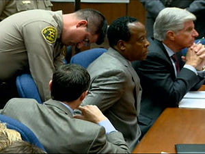 Conrad Murray é algemado após decisão do júri (Foto: Reprodução)