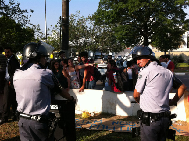 Policiais permaneciam no 91° DP fazendo segurança do local (Foto: Paulo Piza/ G1)