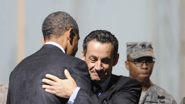 Os presidentes dos EUA, Barack Obama, e da França, Nicolas Sarkozy, se abraçam em 4 de novembro em Cannes, na França (Foto: Reuters)
