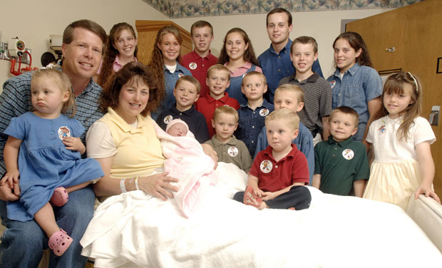 Foto de arquivo mostra a família ainda após o nascimento do 17º filho, em 2007 (Foto: AP)