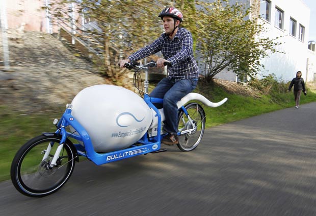 Biólogo Alan Dowde foi fotografado com bicicleta personalizada no formato de espermatozoide. (Foto: Anthony Bolante/Reuters)