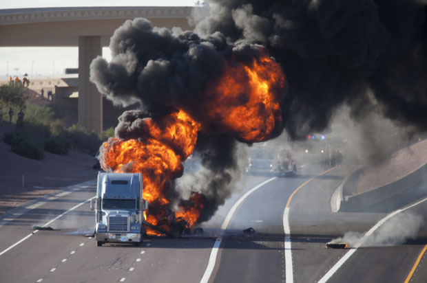 Caminhão em chamas emite grossa nuvem de fumaça após o acidente em uma rodovia do Arizona (Foto: AP/Mark Henle/The Arizona Republic)