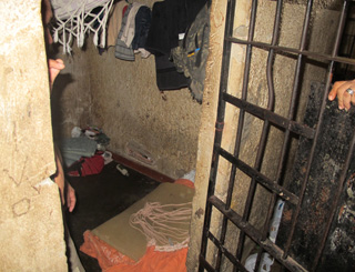 carceragem da delegacia está sempre cheia com suspeitos de furto e assassinato (Foto: Tahiane Stochero/G1)