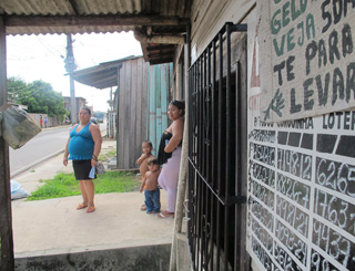 área invadida mulher reclama de falta de saneamento e saúde (Foto: Tahiane Stochero/G1)