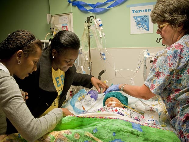 Lisandra (de preto, segunda a partir da esquerda) observa Teresa María após a cirurgia nesta segunda-feira (7) em Richmond (Foto: AP)