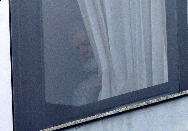 O ex-presidente Luiz Inácio Lula da Silva, que apareceu na janela de sua casa, em São Bernardo do Campo (SP), na tarde desta quarta-feira usando máscara; ele está em tratamento contra um tumor na laringe. (Foto: Daniel Teixeira/Agência Estado)