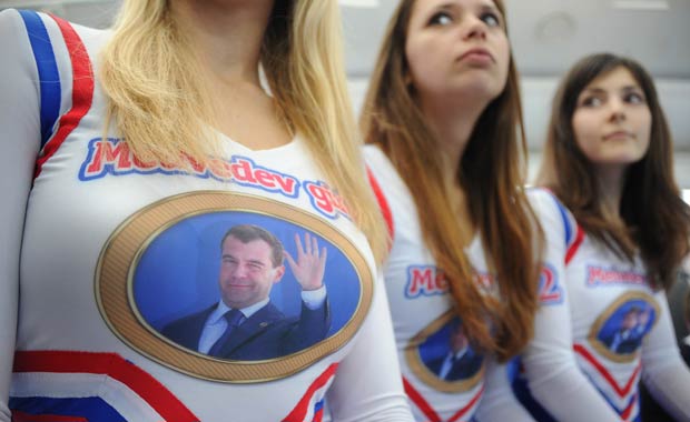 As garotas Medvedev, grupo que o apoia, participaram do evento (Foto: AP)