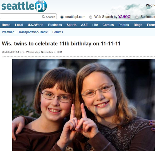 As gêmeas Betsy e Katie Overman posam para foto (Foto: Reprodução/SeattlePI)