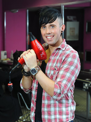 Chris Birch trabalha atualmente como cabelereiro. (Foto: Wales News Pictures / via BBC)