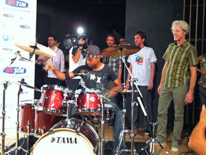 Luís Mike foi o escolhido pelo baterista para tocar instrumento (Foto: Juliana Cardilli/G1)