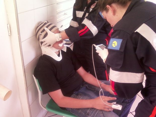Adolescente foi atendido pelo Samu na escola (Foto: Eliana Leite Lopes/ Arquivo)