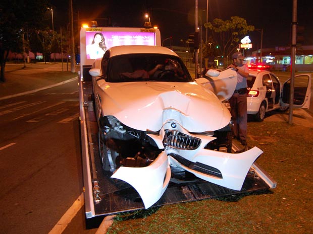 Um BMW bateu em um poste na madrugada desta quinta-feira (10) na Avenida Paulo Faccini, em Guarulhos, na Grande São Paulo. De acordo com a Polícia Civil, apenas o veículo se envolveu no acidente, e não houve feridos. O motorista se recusou a fazer o teste do bafômetro. Ele passou por um exame clínico, que não constatou embriaguez. O condutor foi liberado e o caso registrado como acidente de trânsito no 1º Distrito Policial de Guarulhos (Foto: Helio Torchi/Futura Press)