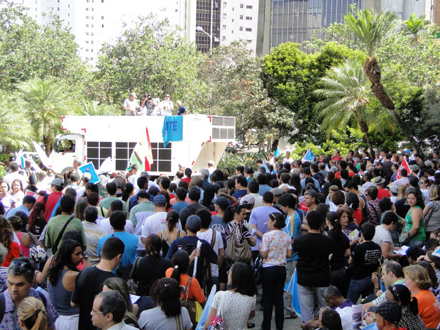 Manifestantes reunidos na Praça da Assemnbleia, em Belo Horizonte (Foto: Pedro Triginelli/G1)