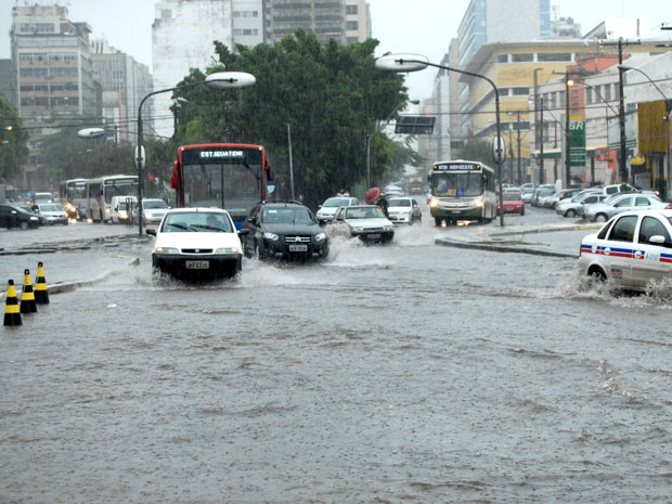 Chuva em Salvador (Foto: Romildo de Jeses/AE)