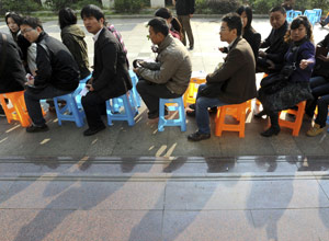 Noivos fazem fila em cidade chinesa para casar no 11/11/11 (AP)