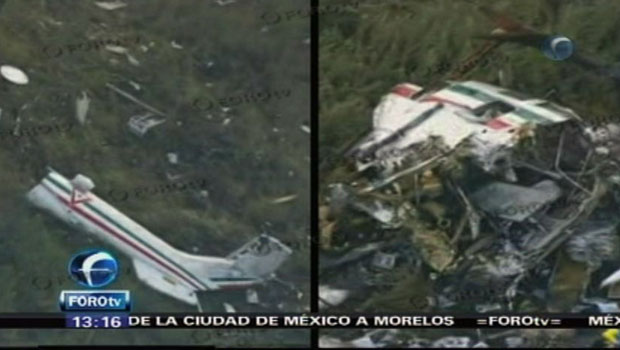 Imagem capturada de transmissão de uma TV mexicana mostra destroços do helicóptero (Foto: AP/Forotv-Televisa via APTN)