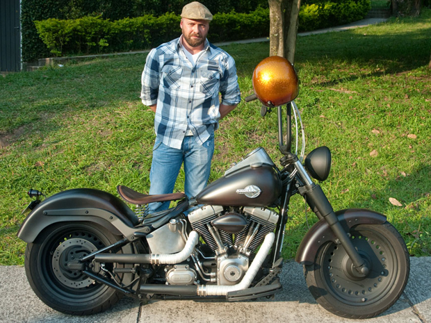 Eduardo Girardi e sua Harley-Davidson Fat Boy customizada (Foto: Flávio Moraes)