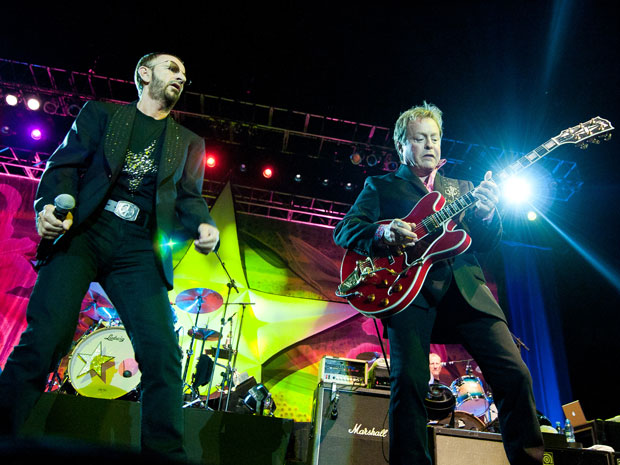 Ringo Starr abre turnê brasileira em Porto Alegre, no RS, nesta quinta-feira (10). Como tradicionalmente, ex-beatle abriu o show com 'It don’t come easy' (Foto: Tárlis Schneider/Acurácia Fotojornalismo/AE)