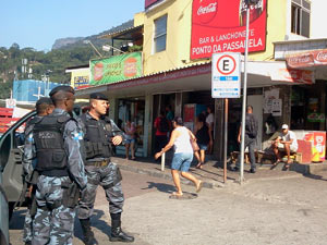 Polícia na Rocinha e comércio (Foto: Lilian Quaino/G1)