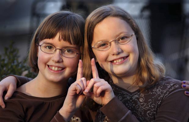 As gêmeas Betsy e Katie Overman posam para foto  (Foto: Craig Schreiner/Wisconsin State Journal/AP)