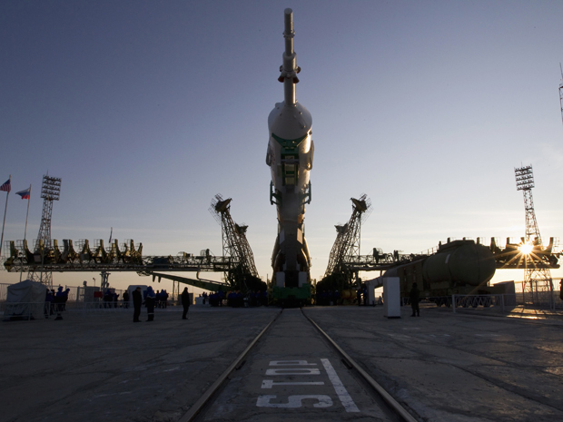 Nave Soyuz antes do lançamento nesta segunda-feira (14), em Baikonur, no Cazaquistão. (Foto: Shamil Zhumatov / Reuters)
