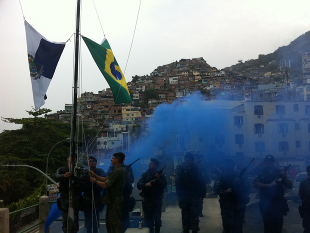 Bandeiras são hasteadas na favela do Vidigal (Foto: Thamine Leta)