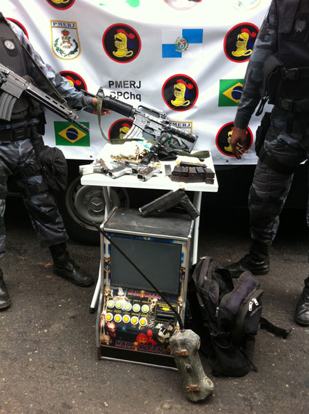 Policiais encontram um fuzil, três pistolas, 16 carregadores, uma granada, munição e um rádio transmissor enterrados na mata do Vidigal. Na comunidade também foi encontada um caça-níquel