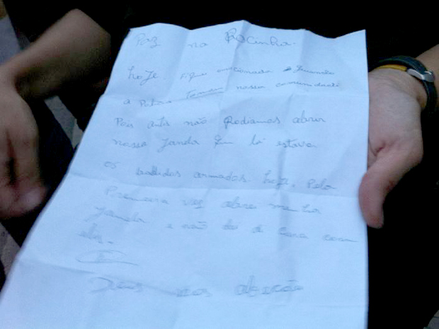 Carta entregue a policiais do Bope (Foto: Paulo Toledo Piza/G1)