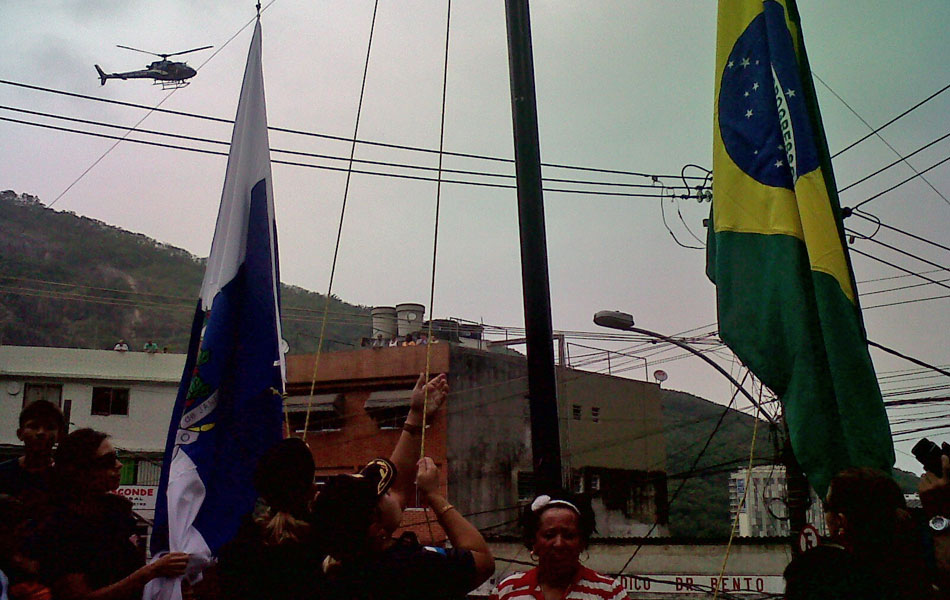 Bandeiras do Brasil e do estado do Rio de Janeiro são hasteadas por quatro mulheres