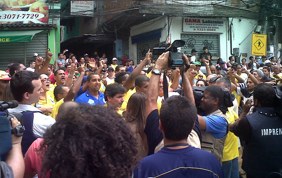 Moradores gritam 'Rocinha'