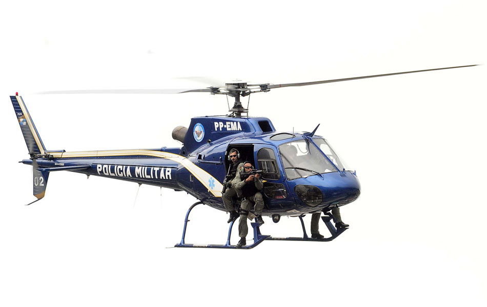 Helicóptero da polícia durante a ocupação da Rocinha