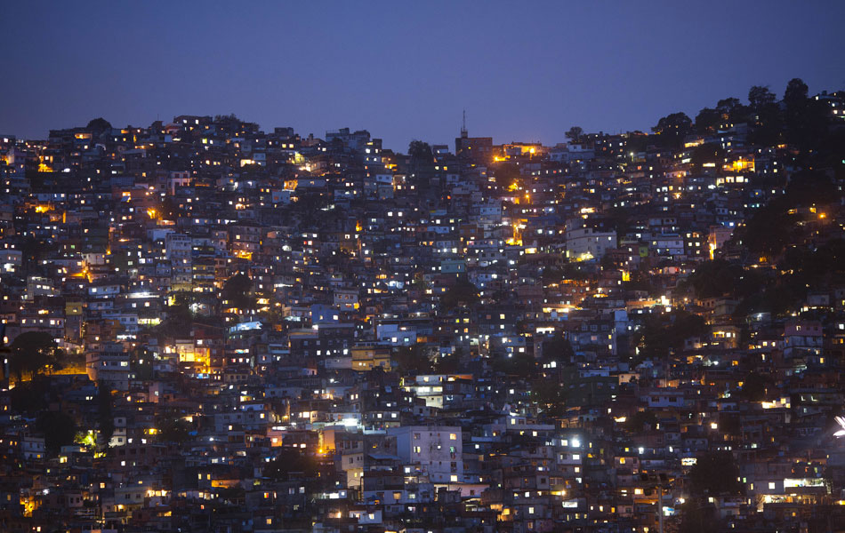 Vista da favela da Rocinha no sábado (12) à noite